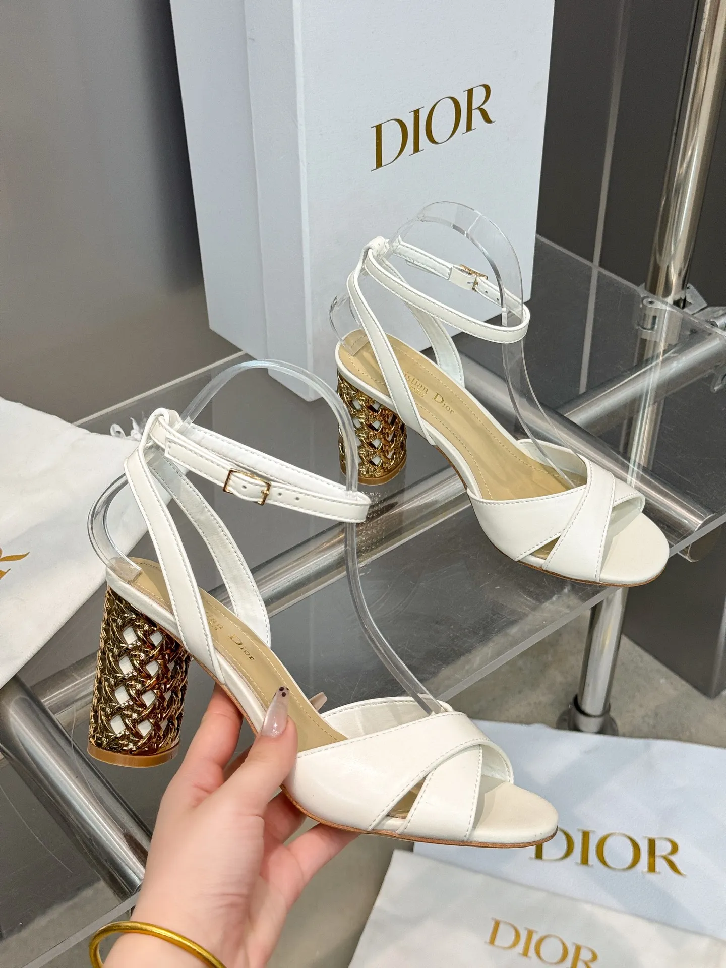 👟👟Ex-factory price 560👟👟 Dior 2024 autumn and winter new Icon series cylindrical heel ankle strap women's shoes CD star same style high-heeled round toe cross strap color matching sandals Material: imported full-grain calfskin upper + water-dyed sheepskin lining feet + Italian genuine leather outsole Heel height: 8.5CM Size: 35-42 Standard code (40.41.42. Customized, non-refundable)